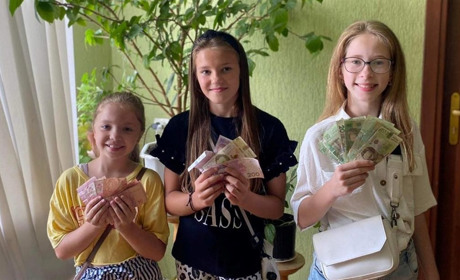 Юні дівчатка співали у центральному парку Червонограда, щоб назбирати грошей військовим на коптер