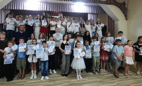 У Дівичківській громаді відзначили обдарованих дітей: грошові премії отримали близько сотні дітей