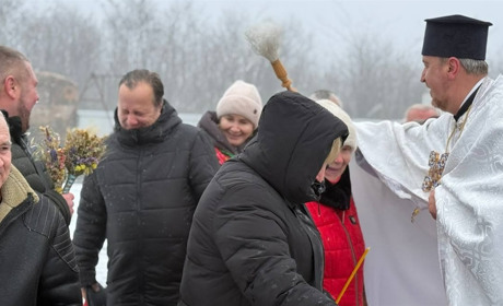 Молитва за Україну об’єднала громаду: у Первомайську відзначили Водохреща