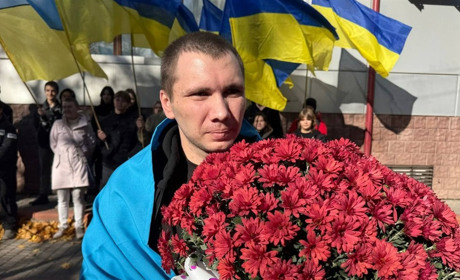 «Ми чекали, ми вірили»: у Первомайську зустріли звільненого з полону Романа Батовського