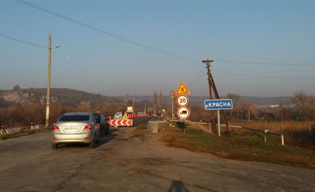 На сватівському мосту відкрили рух: вантажівкам їздити не можна, тротуарів ще нема