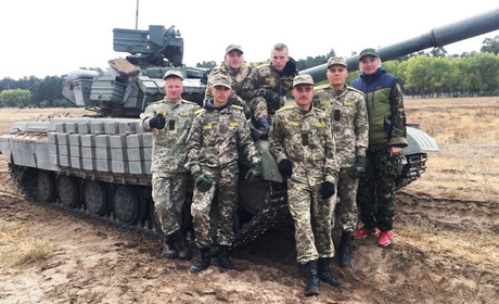 У «Десні» дітей з Володимирця обкатували танком, учили стріляти, кидати гранати і зачищати ліс