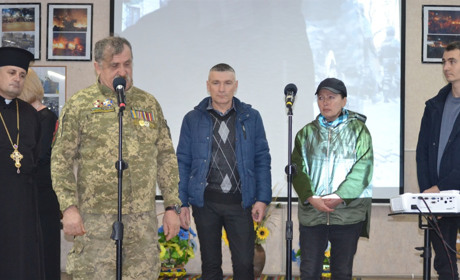 Щемливі спогади очевидців, сльози та панахида. Южноукраїнці вшанували Героїв Небесної Сотні. Фото