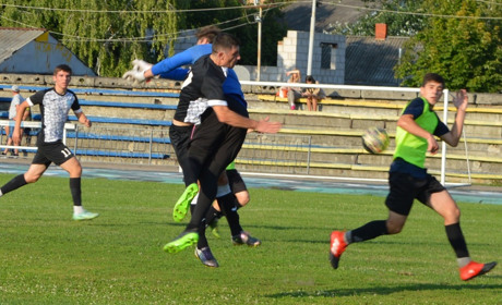 Команди із Семенівки та Вовчкова виграли свої матчі і залишились на чолі турнірної таблиці