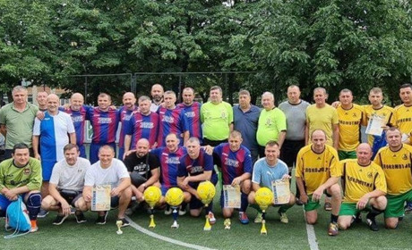 Красень кубок у команди "Тинь" з Южноукраїнська. Про ветеранський міні-футбол до Дня Незалежності