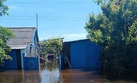 Окупанти грабують будинки в підтоплених селах
