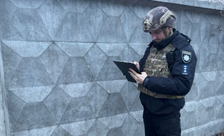 Наслідки атаки на Київщині: пошкоджено вантажний автомобіль, паркан та складські приміщення