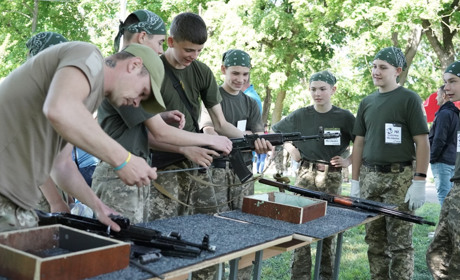В Барі між учнями шкіл громади провели щорічні змагання військово-патріотичної гри "Джура"