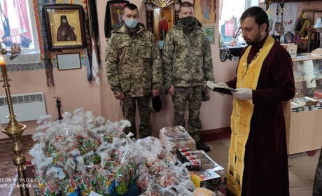 У Переяславі священик Дмитро Волошин організовує акцію "Великодній кошик для воїнів". Як допомогти?