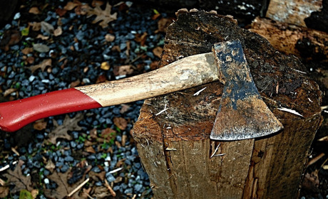 30-річний житель Нижньої Дуванки Сватівського району побив товариша і погрожував односельцям сокирою