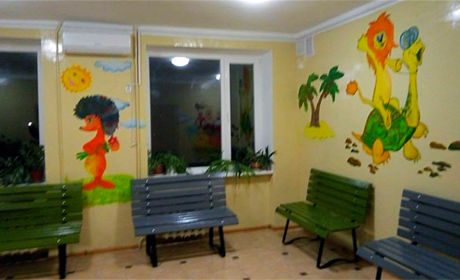На стінах приймальні дитячої консультації з'явилися казкові малюнки 