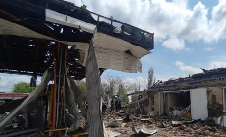Двома авіабомбами ворог знищив АЗС у Торецьку. На момент влучання на заправці були люди