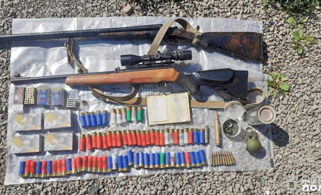 Гвинтівки, граната і порох: у жителя Сарненського району провели обшуки