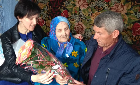 У новотроїцькій сільській громаді вітали з 90-річчям Ніну Старостенко