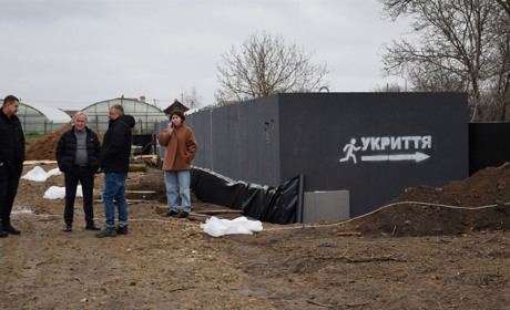 У Біляївському ліцеї №2 встановлюють модульне укриття: роботи тривають за планом