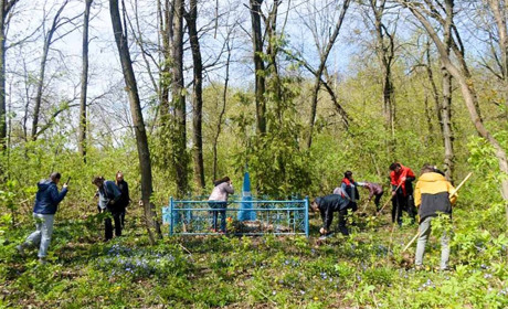 Учні Кагарлицької школи №2 упорядкували поховання лейтенанта Ізотова