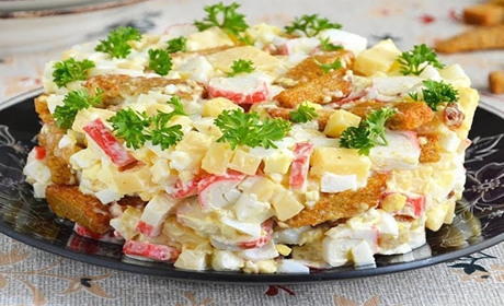 Рецепт дня: салат із крабових паличок і сухариків