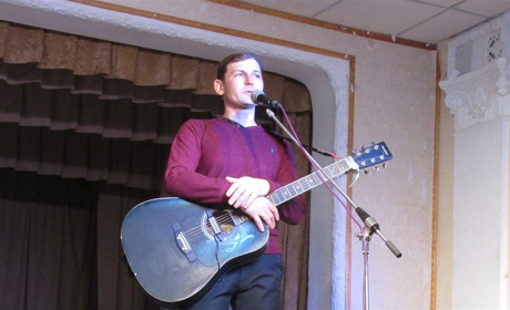 Пальцами по струнам, словами по сердцу: участник АТО Руслан Давыдович пишет баллады о войне