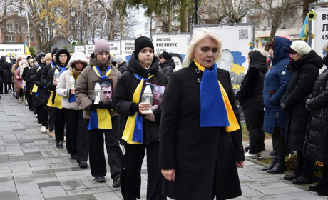 У Сквері пам’яті Звягеля відкрили нові світлини загиблих Героїв