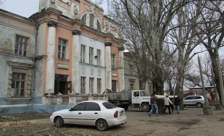 Фразу Ленина уберут, а лепнину оставят: в мелитопольском ДК железнодорожников начался капремонт 