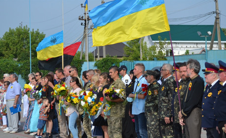 З болем у серці, сльозами на очах та соняхами на одязі. День пам’яті захисників в Южноукраїнську
