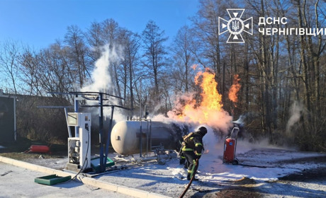 Російські атаки на Чернігівщині: у Семенівці дрон влучив в АЗС та житловий будинок, є постраждала