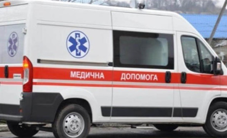 Виштовхав медиків з квартири