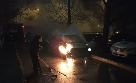 В Мелитополе под окнами многоэтажки пылали автомобили