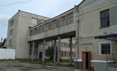 На території недіючого молококонсервного заводу в Городку пошкодили трубопровід: загрози немає