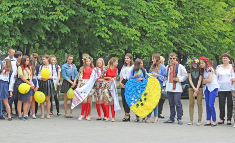 Хода у вишитих сорочках, та флеш-моб: як петропавлівчани День вишиванки святкували