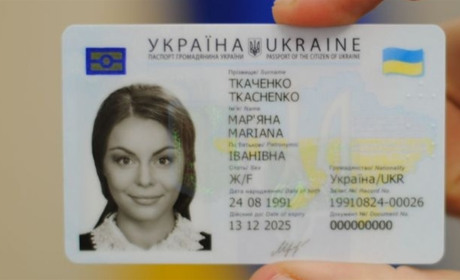 В Україні поступово замінять паперові паспорти на пластикові 