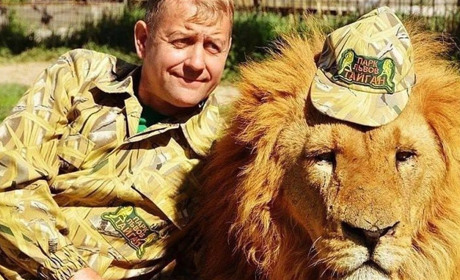 На викрадача херсонських тварин Олега Зубкова напали леви в його сафарі-парку в Криму