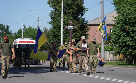 Барчани живим коридором зустріли загиблого захисника Сергія Чорного