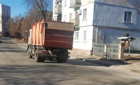 Комунальники вивозять сміття з Чернігова не дивлячись на війну і відсутність потрібної техніки