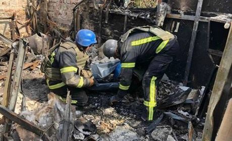Під завалами зруйнованого будинку у Красногорівці виявили рештки тіла. Кого знайшли рятувальники