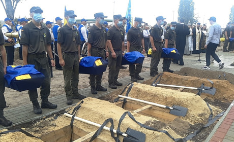 З салютом і під синьо-жовтими стягами прах убитих повстанців захоронили у Володимирці