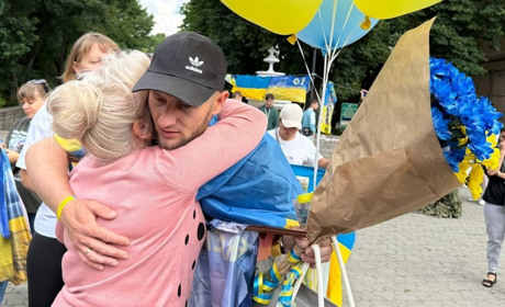 «Ми будемо стояти до кінця»: у Первомайську на акцію знову вийшли рідні зниклих і полонених