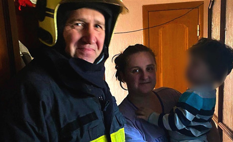 Півторарічний хлопчик зачинив маму на балконі багатоповерхівки