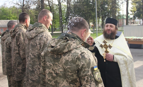 У Калинівці священики вітали воїнів з Великоднем