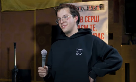 «Що треба побачити в Херсоні? Прильоти!» Фелікс Редька приїхав до Херсона з крутим стендапом
