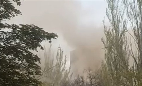 Окупанти "складають" дев'ятиповерхівку, коли сміливці евакуюють людей: свіжі кадри з Попасної.Відео