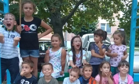 У Болгарському містечку діти не нудьгують: дискотека, ігри, пікніки