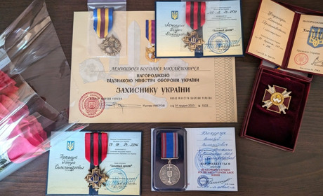 Рідним деяких воїнів зі Славутчини днями вручили державні нагороди