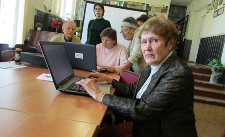 С фитнеса – за вышивку, от песен – к сценарию: чем заняться, когда уже на пенсии, а близкие далеко 