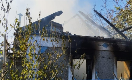 На Херсонщині армія рф атакувала житлові будинки, освітні заклади, адмінбудівлю та автівки