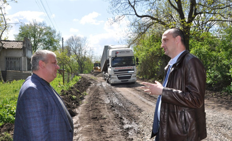 На Чортківщині у найменшому селі Білобожницької громади влада і бізнес будують вуличні дороги