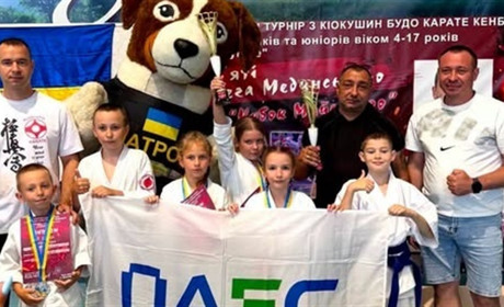Чотири медалі з Миколаєва: як південноукраїнські каратисти вшанували пам'ять героя