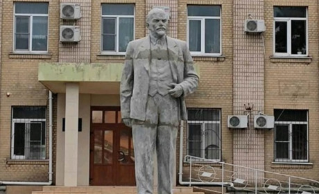 Нація некрофілів. На Херсонщині «відновили» пам'ятник радянському диктатору
