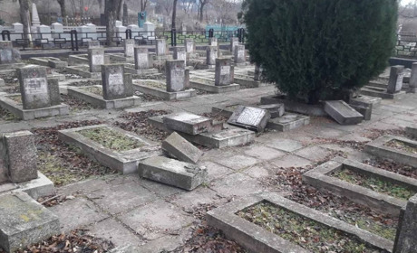 Неочікуваний поворот в справі плюндрування могил на меморіальному цвинтарі Херсона