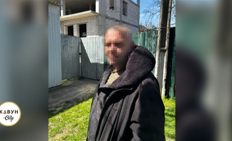 У Херсоні затримали нетверезого чоловіка, який кидався на перехожих з ножем